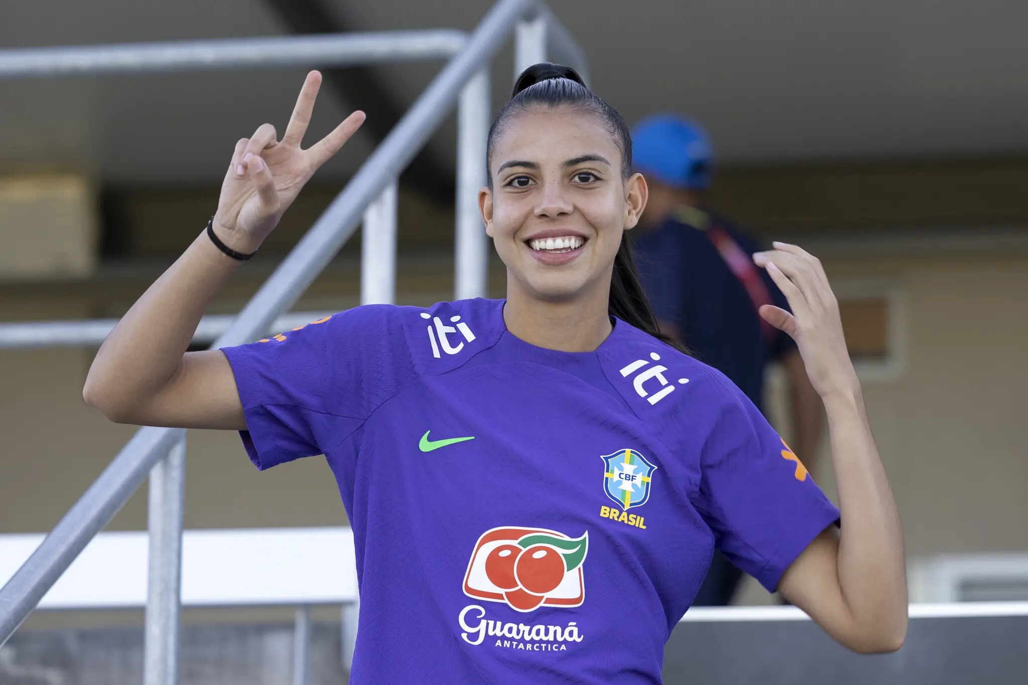 Imagem da notícia: Pai da zagueira Lauren Leal vendeu o carro para acompanhar a filha na Copa do Mundo Feminina