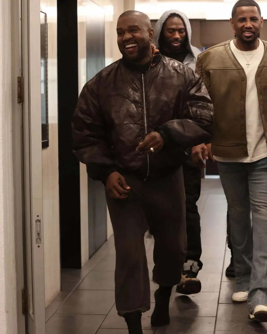 Imagem da notícia: Banido no Twitter, rapper Kanye West tem conta reativada no X por Elon Musk