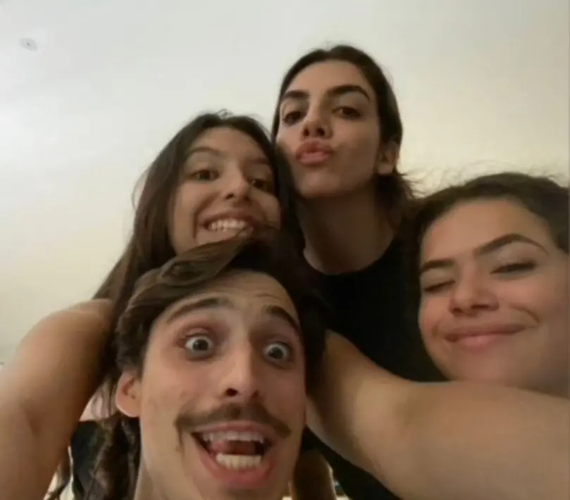 Imagem da notícia: Após susto, Maísa Silva publica foto com os amigos que estavam com ela em apartamento no Recife