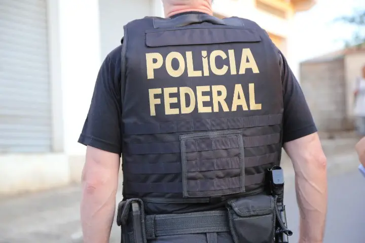 Imagem da notícia: PF cumpre mandados de prisão contra mães suspeitas de abusar dos próprios filhos no Ceará
