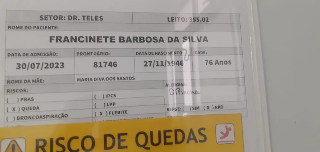 O informe sobre a alergia à dipirona também estava na placa beira-leito da idosa no hospital