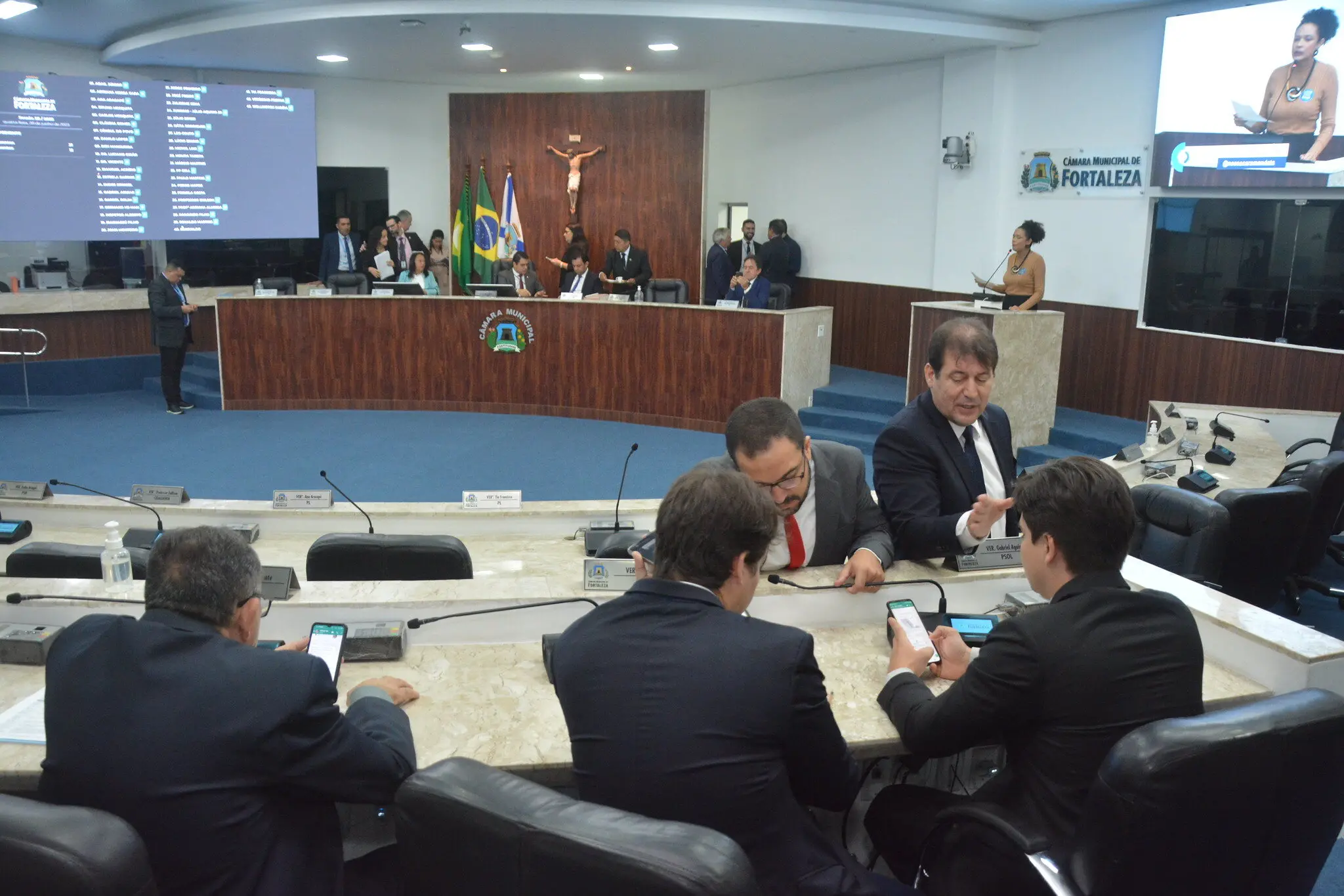 Imagem da notícia: Saúde, orçamento e plano diretor: o que deve ser pauta na Câmara de Fortaleza no 2° semestre
