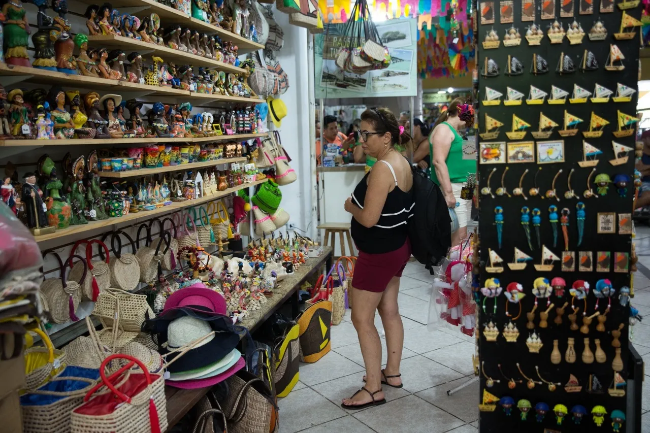 Artigos de palha, esculturas decorativas, chaveiros e ímãs podem ser encontrados na loja Dragão do Mar