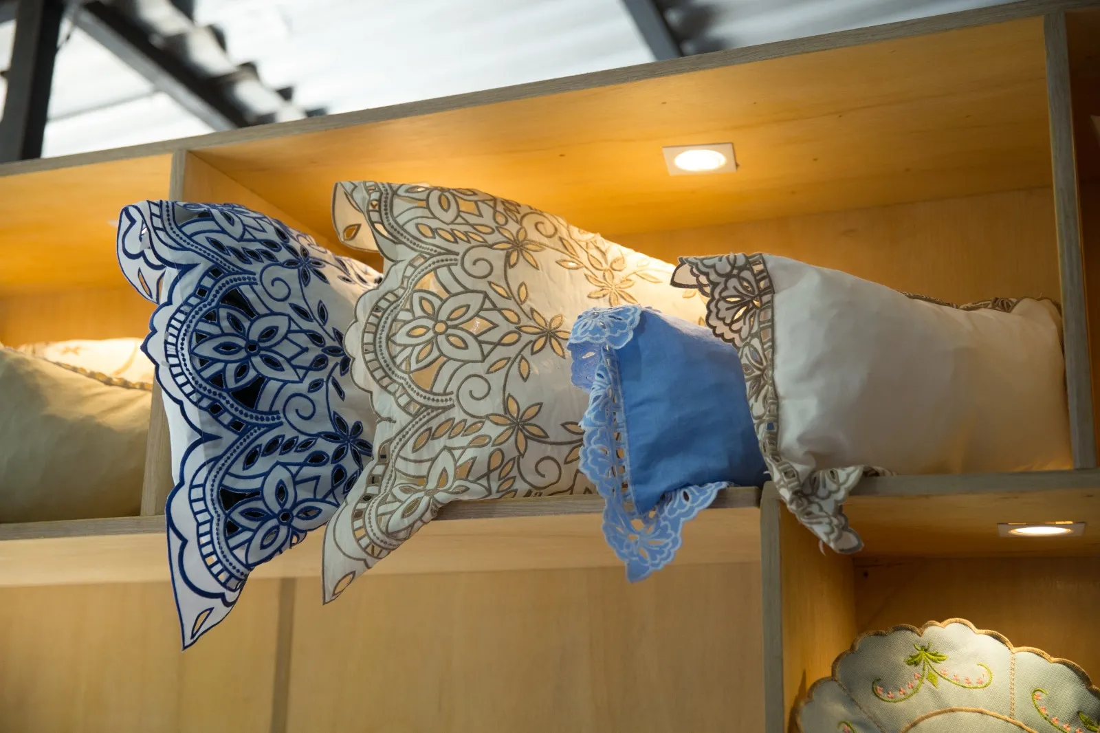 Mg Bordados vende artigos de cama e mesa no Mercado Central