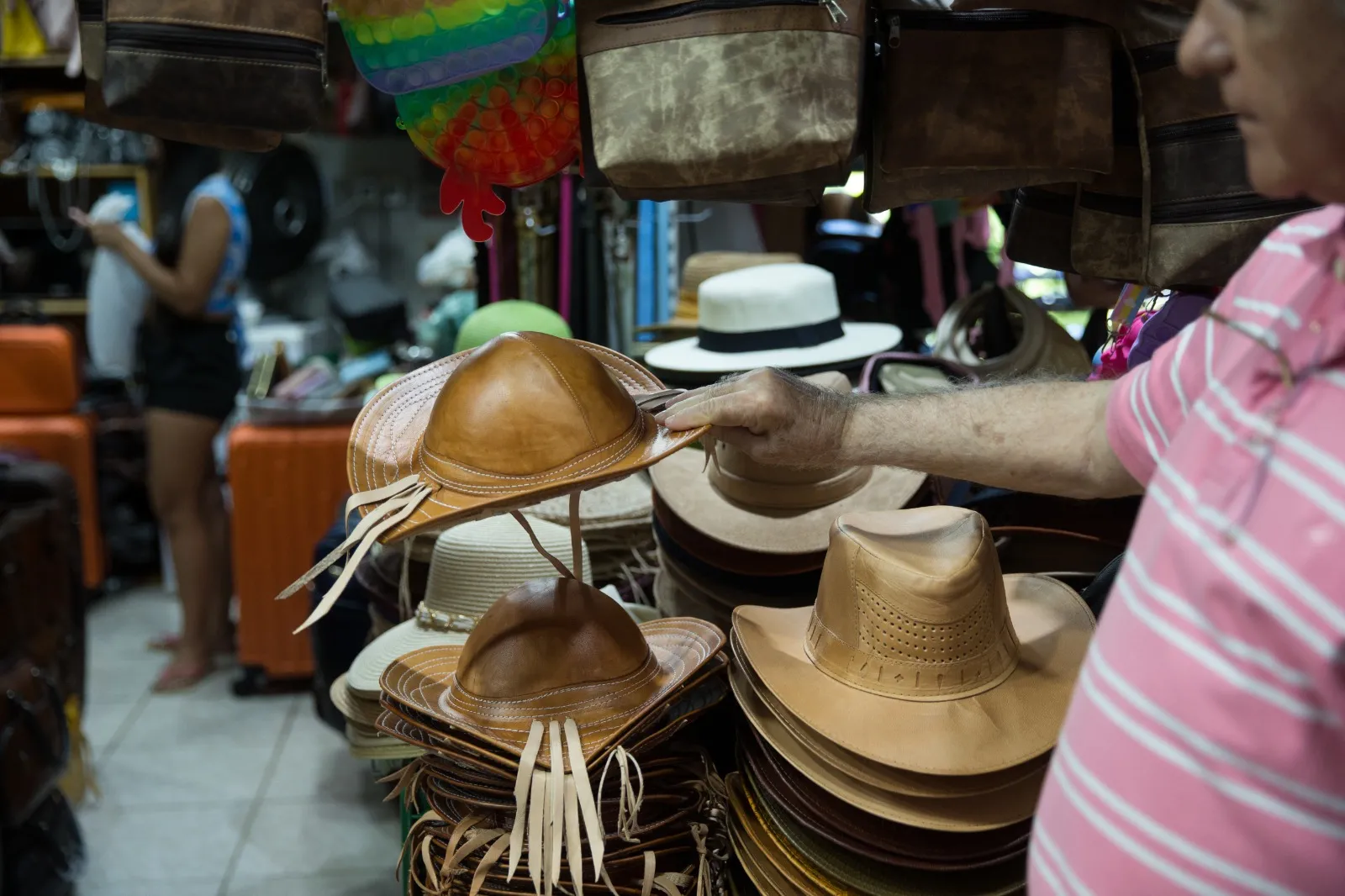 Um dos itens mais vendidos na Airton Artesanatos é o chapéu de 'Lampião'