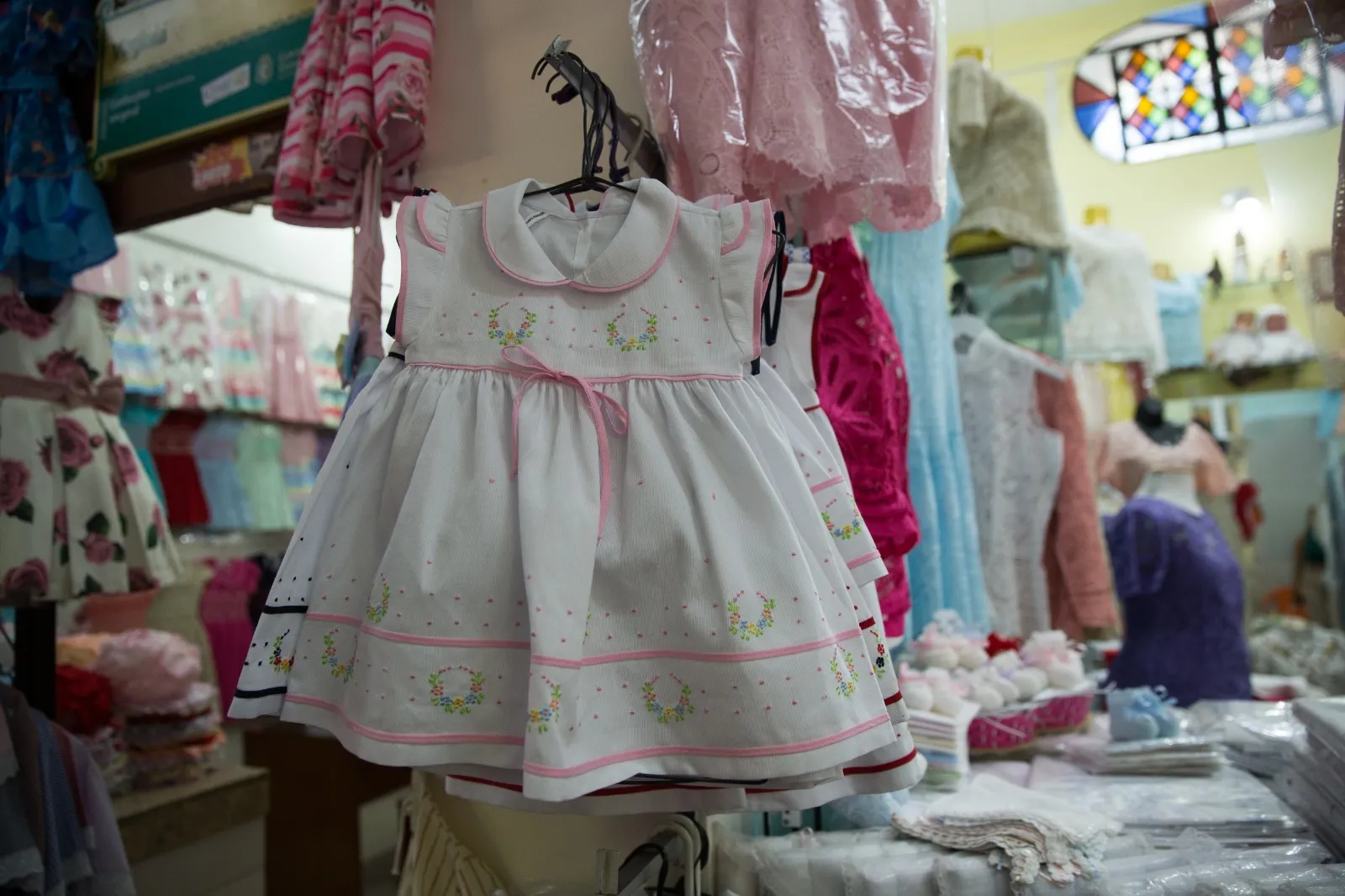 Loja produz roupas tanto para crianças quanto para adultos