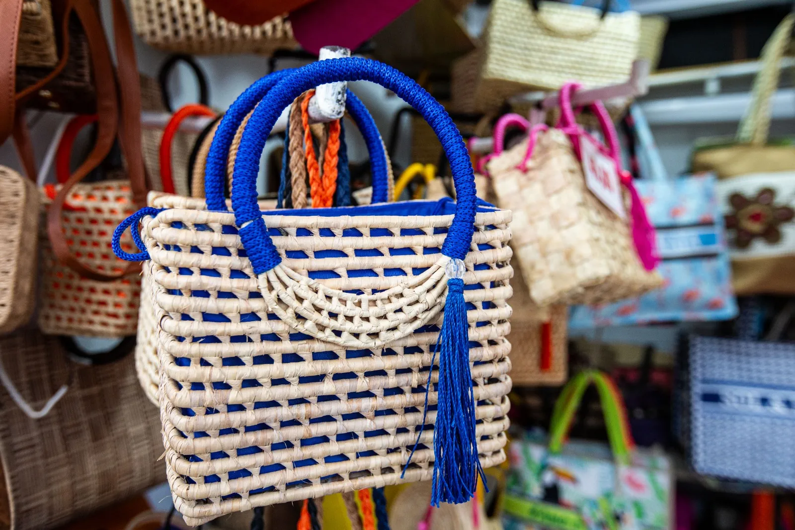 Bolsas de palha de fabricação própria são vendidas por permissionários na feirinha da Beira Mar
