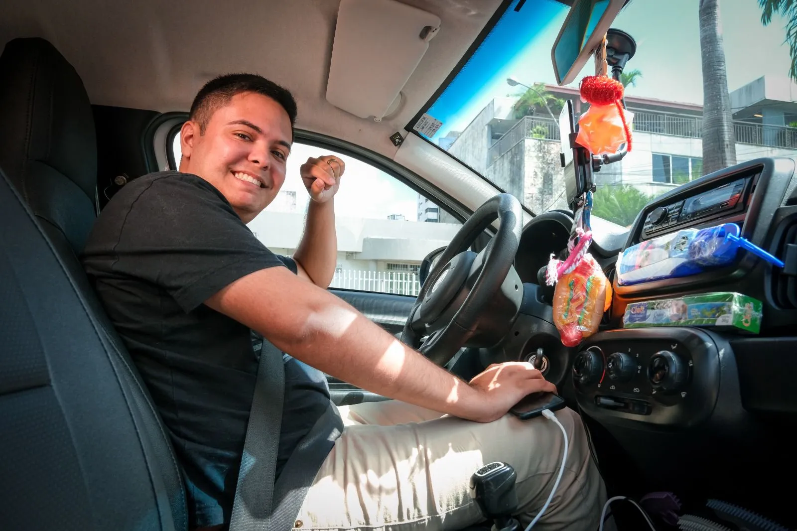 Glaydson consegue percorre o território da cidade inteira todos os dias como motorista de aplicativo e aproveita para fazer as entregas dos produtos para pets