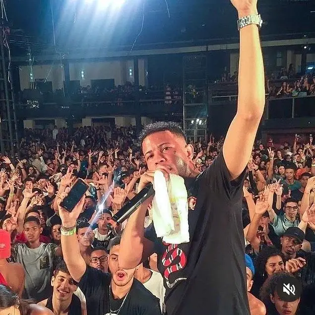 Imagem da notícia: MC Magrinho é agredido em festa e mãe pede ajuda para interná-lo em clínica de reabilitação