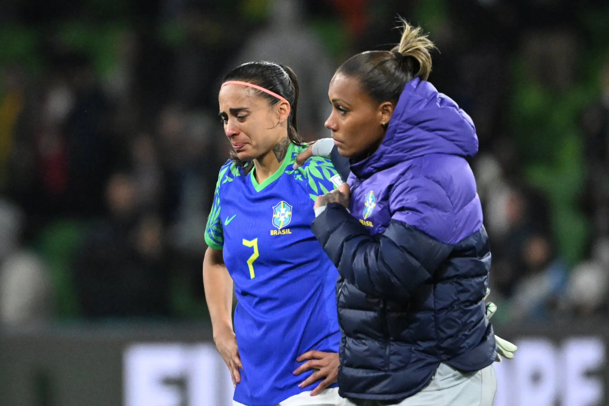 Imagem da notícia: Jogadoras do Brasil choram após eliminação diante da Jamaica na Copa do Mundo feminina