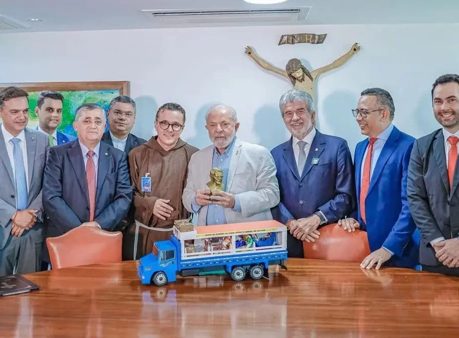 Imagem da notícia: De saída do PL, Yury do Paredão aparece ao lado de Lula em ato de governo sobre romarias religiosas