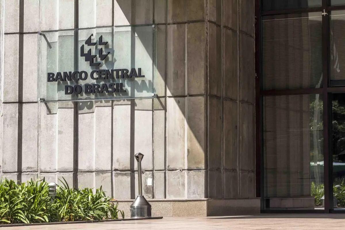 Imagem da notícia: Copom reduz a taxa Selic para 13,25% ao ano; última baixa foi em 2020