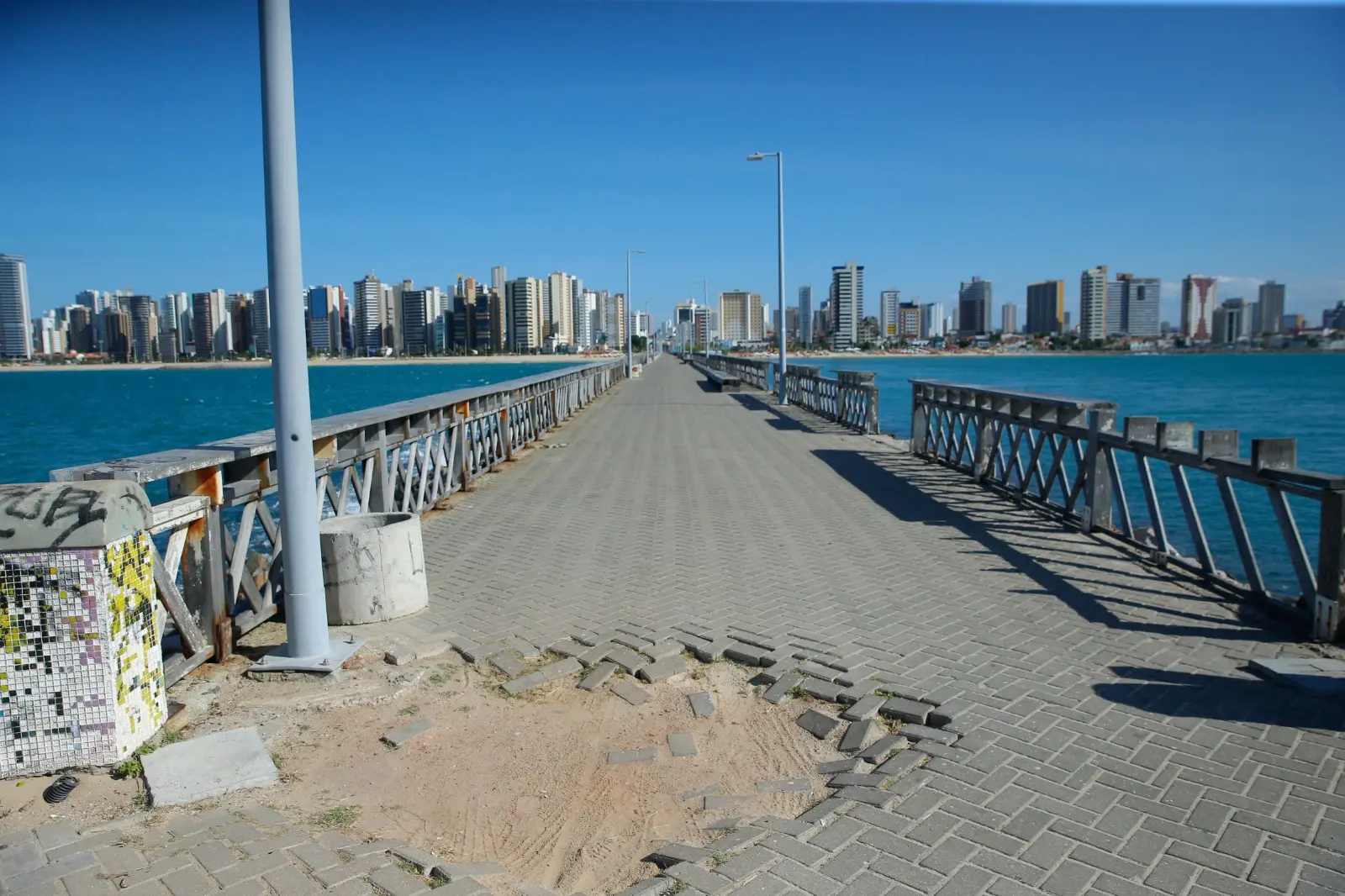 Imagem da notícia: Espigões urbanizados de Fortaleza são afetados por ferrugem, buracos e piso danificado; veja imagens
