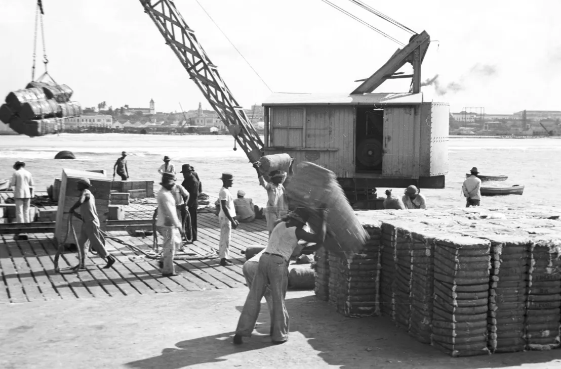 Chegada de carga no antigo Porto de Fortaleza, atual Ponte Velha do Poço da Draga