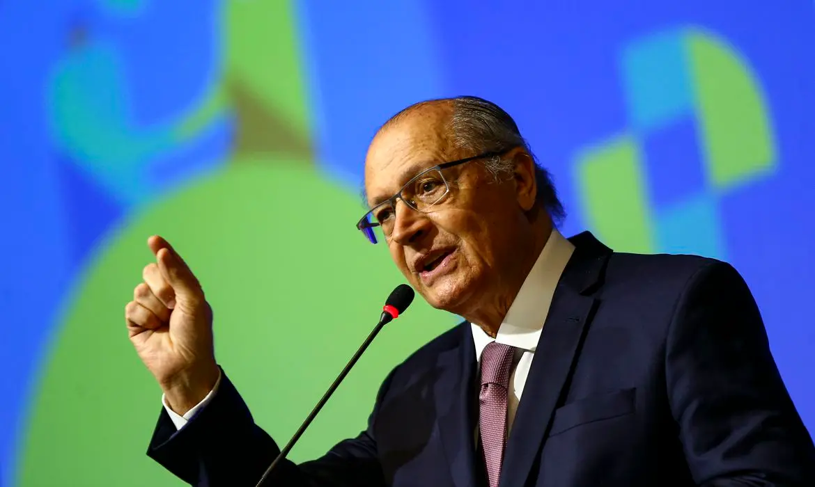 Imagem da notícia: Alckmin nega conversa com Lula sobre possível saída do ministério