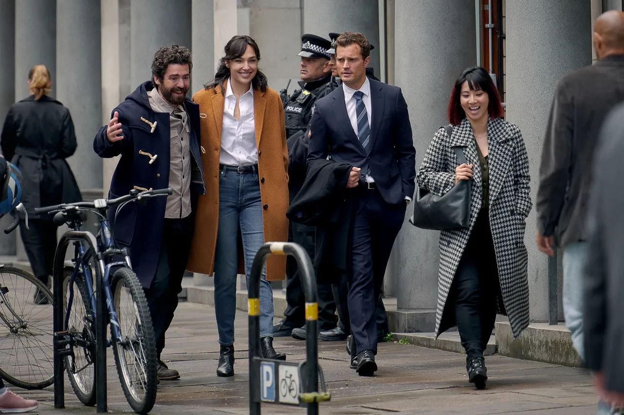 Longa traz ainda Jamie Dornan no elenco como agente Parker