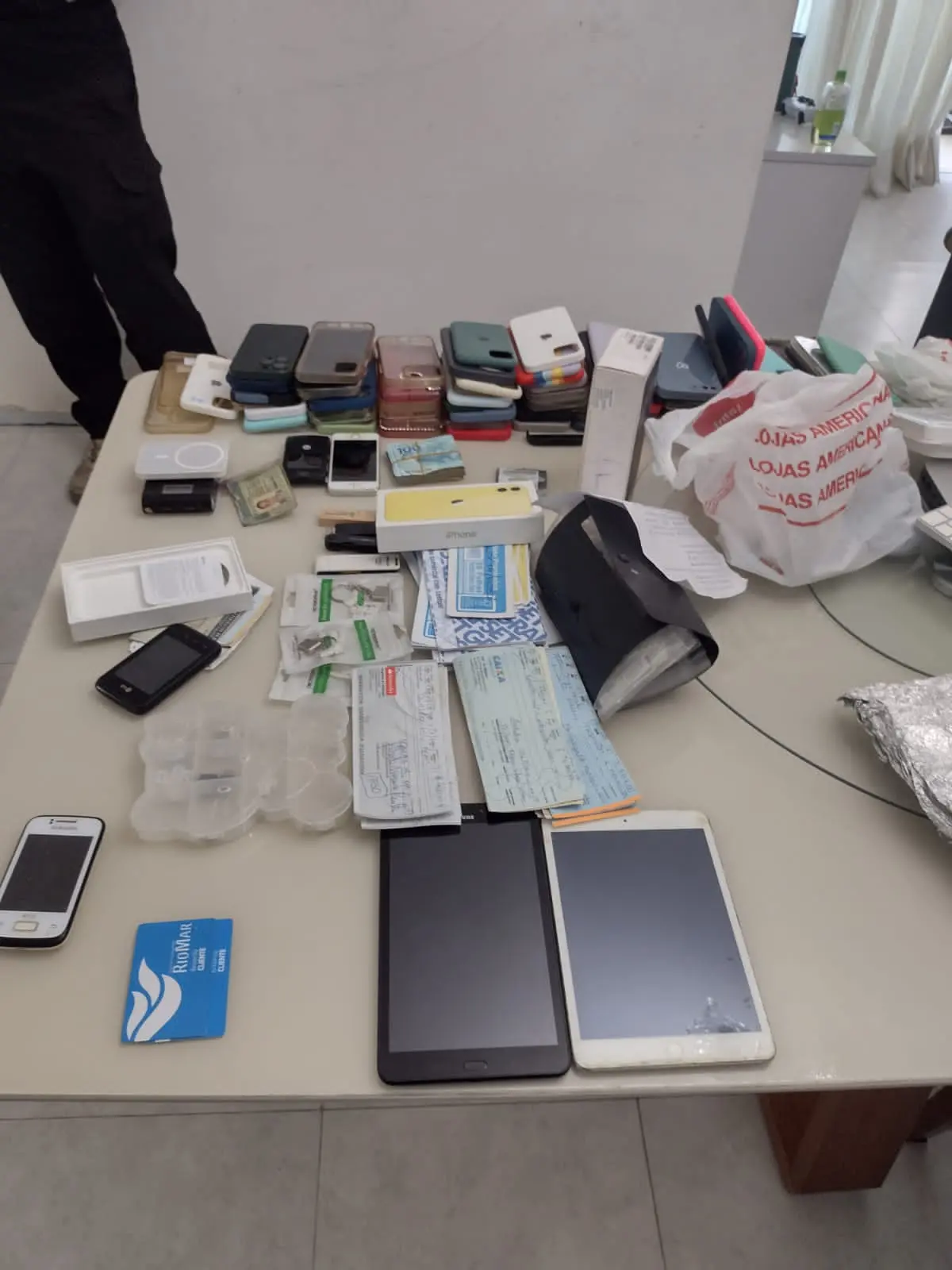 Imagem da notícia: Guarda Municipal é presa suspeita de receptação, paga fiança e é solta em Fortaleza