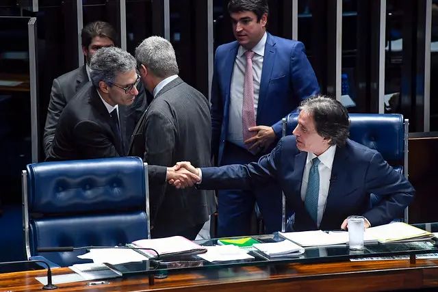 Presidente do Senado, Eunício Oliveira, cumprimenta o governador Romeu Zema