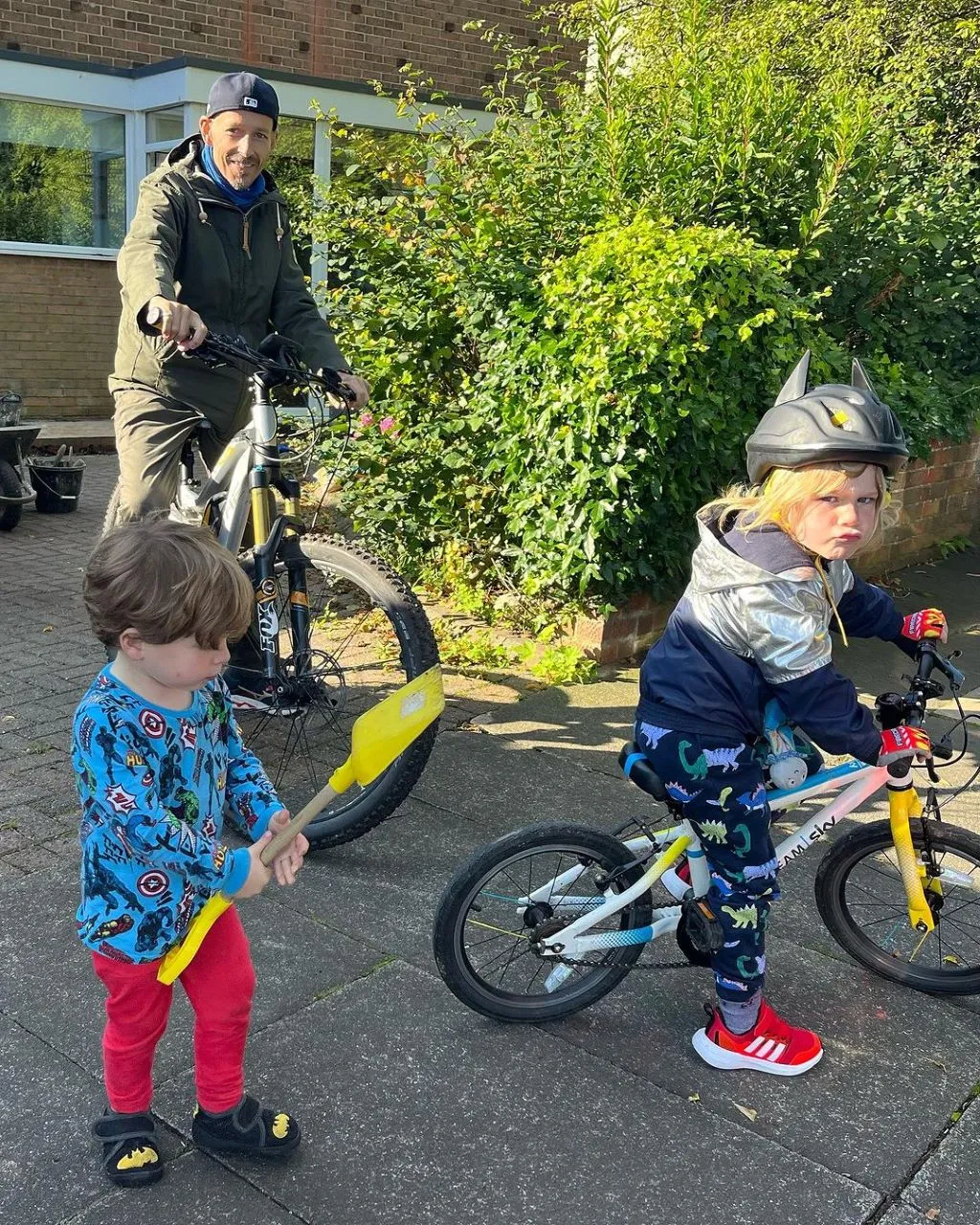 Jonnie Irwin publicou imagem com dois dos três filhos