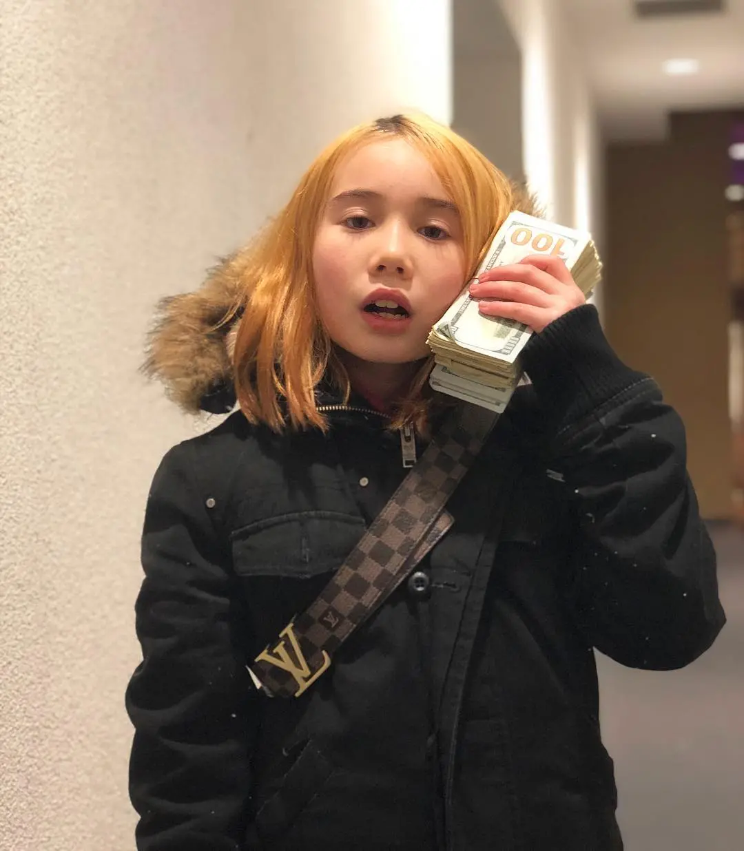 Imagem da notícia: Rapper Lil Tay, sucesso no TikTok, morre aos 14 anos; família também diz que irmão faleceu