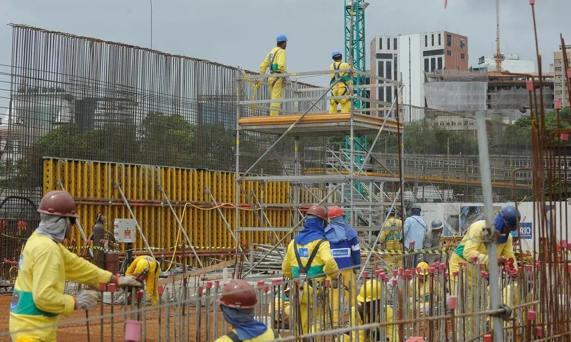 Imagem da notícia: Lula lança novo PAC com previsão de investir R$ 1,7 trilhão em moradia, mobilidade urbana e energia
