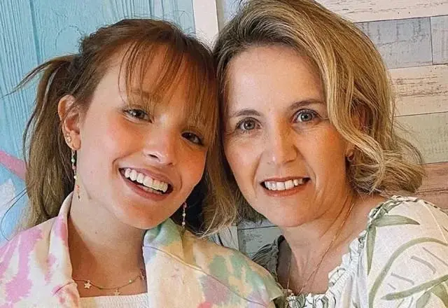 Imagem da notícia: Trecho de livro de Larissa Manoela sobre mãe viraliza: 'com uma mãe dessa, não preciso de inimiga'