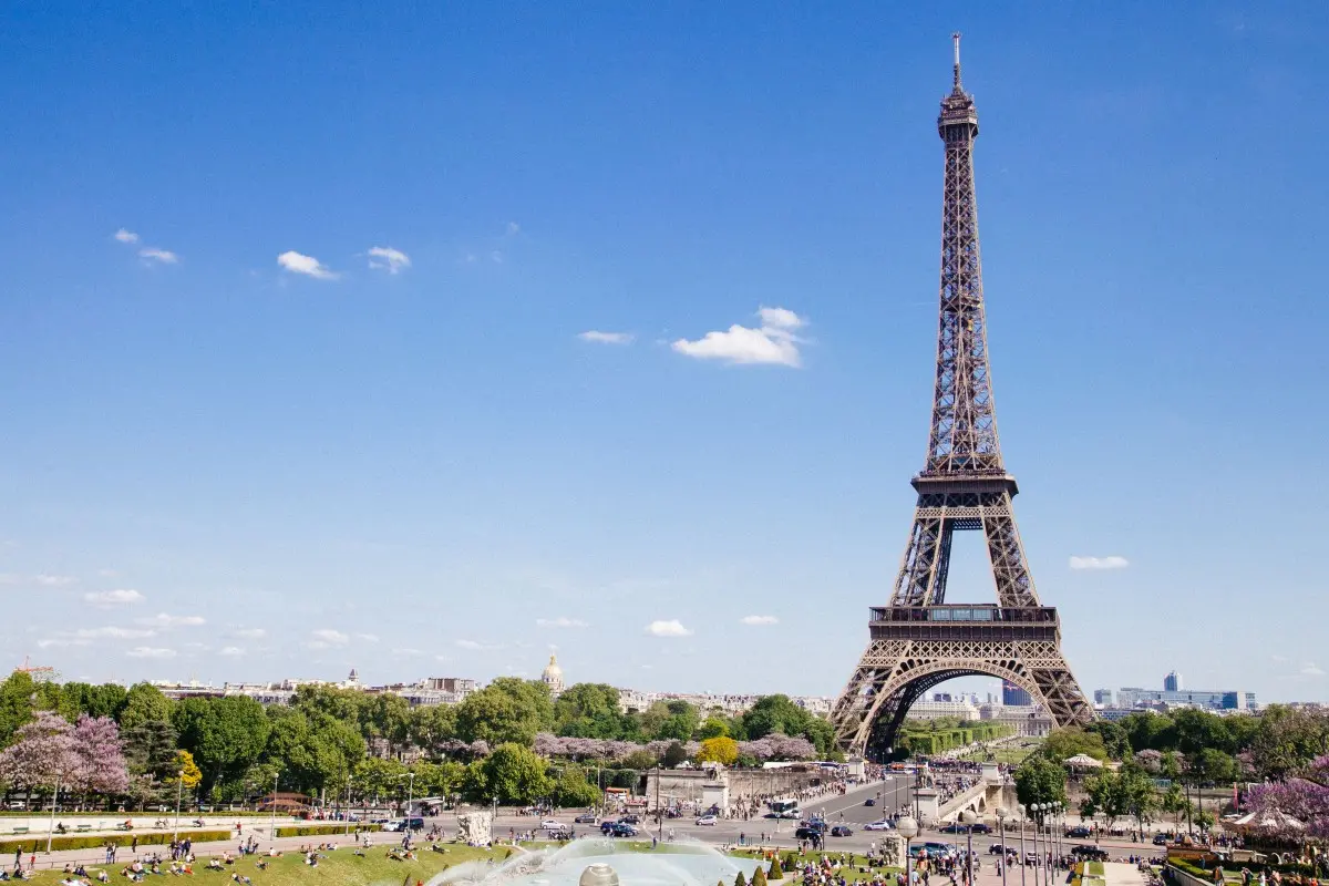 Imagem da notícia: Torre Eiffel é evacuada após alarme falso de bomba; veja vídeo