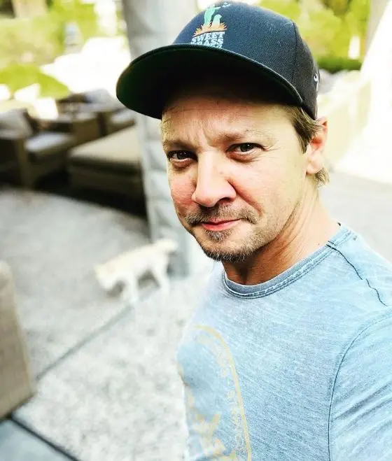 Imagem da notícia: Jeremy Renner posta tratamento em câmera hiperbárica após grave acidente