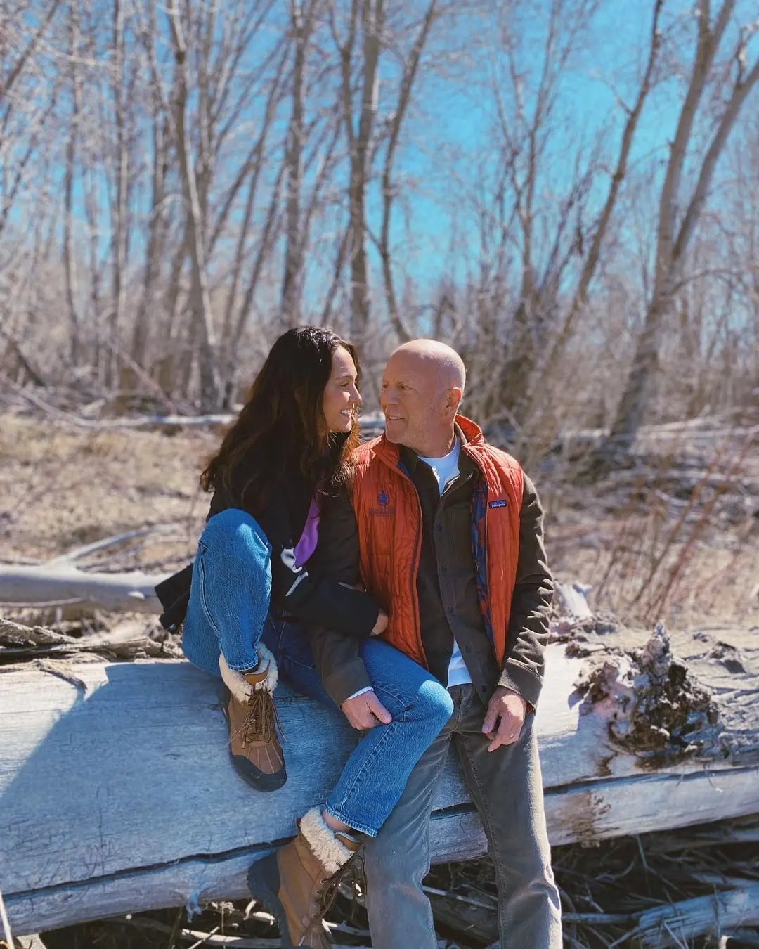 Imagem da notícia: Esposa de Bruce Willis divulga texto sobre diagnóstico de demência do ator: 'encontrando equilíbrio'