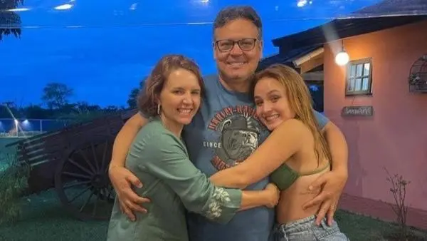 Imagem da notícia: Pai de Larissa Manoela teria perdido dinheiro da atriz e negociado maus contratos, diz jornal