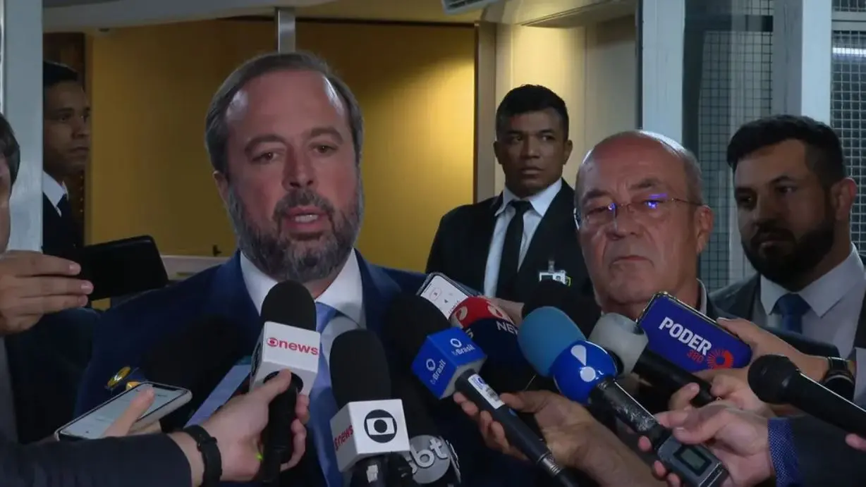 Imagem da notícia: Ministro defende investigação da PF sobre apagão; ONS aponta falha em rede da Eletrobras