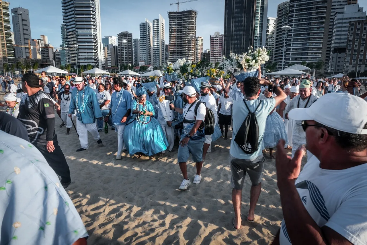 Fiéis da umbanda e do candomblé colorem a Praia de Iracema
