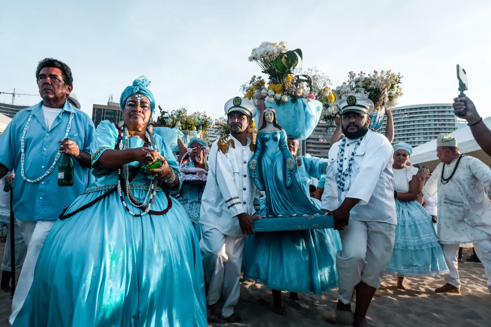 Oferendas são lançadas no mar de Fortaleza