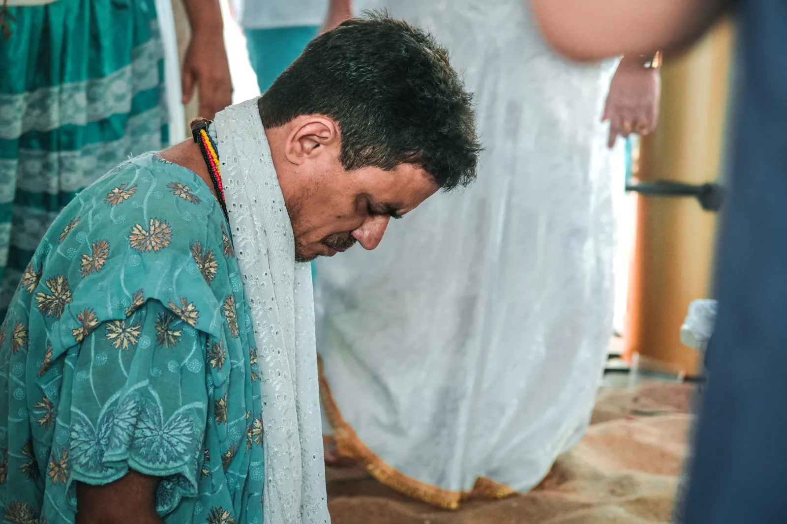 Homem reza durante ritual na Barra do Ceará