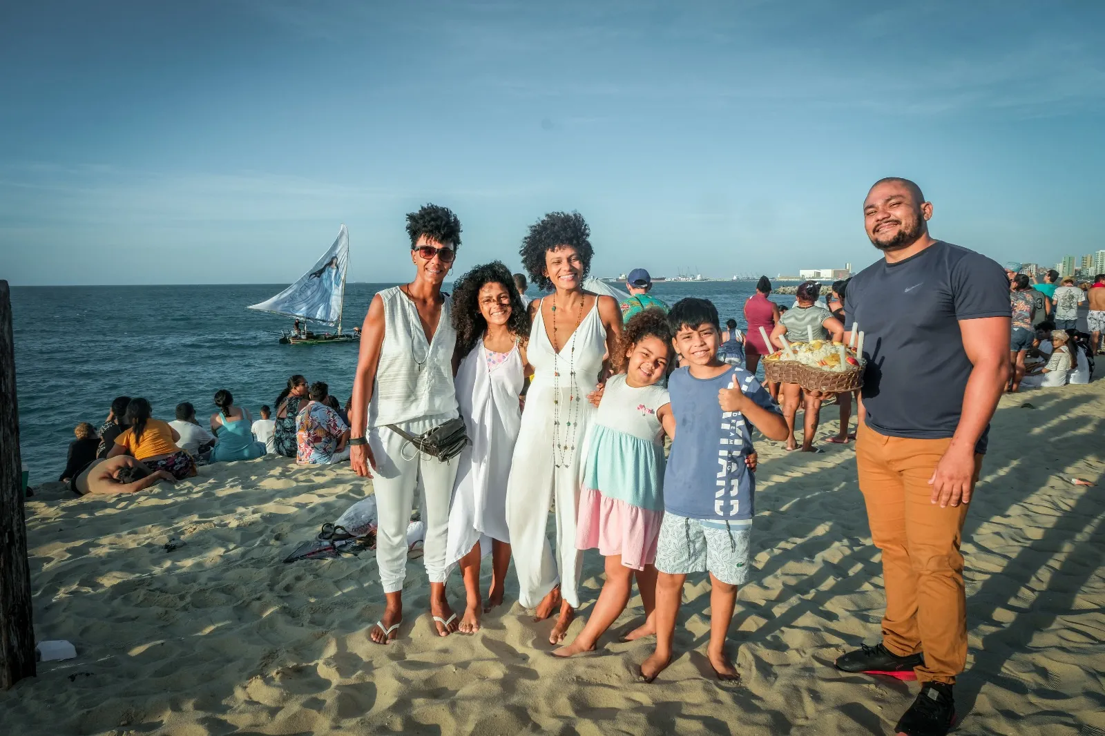 Emanoela aparece de vestido branco ao lado da mãe