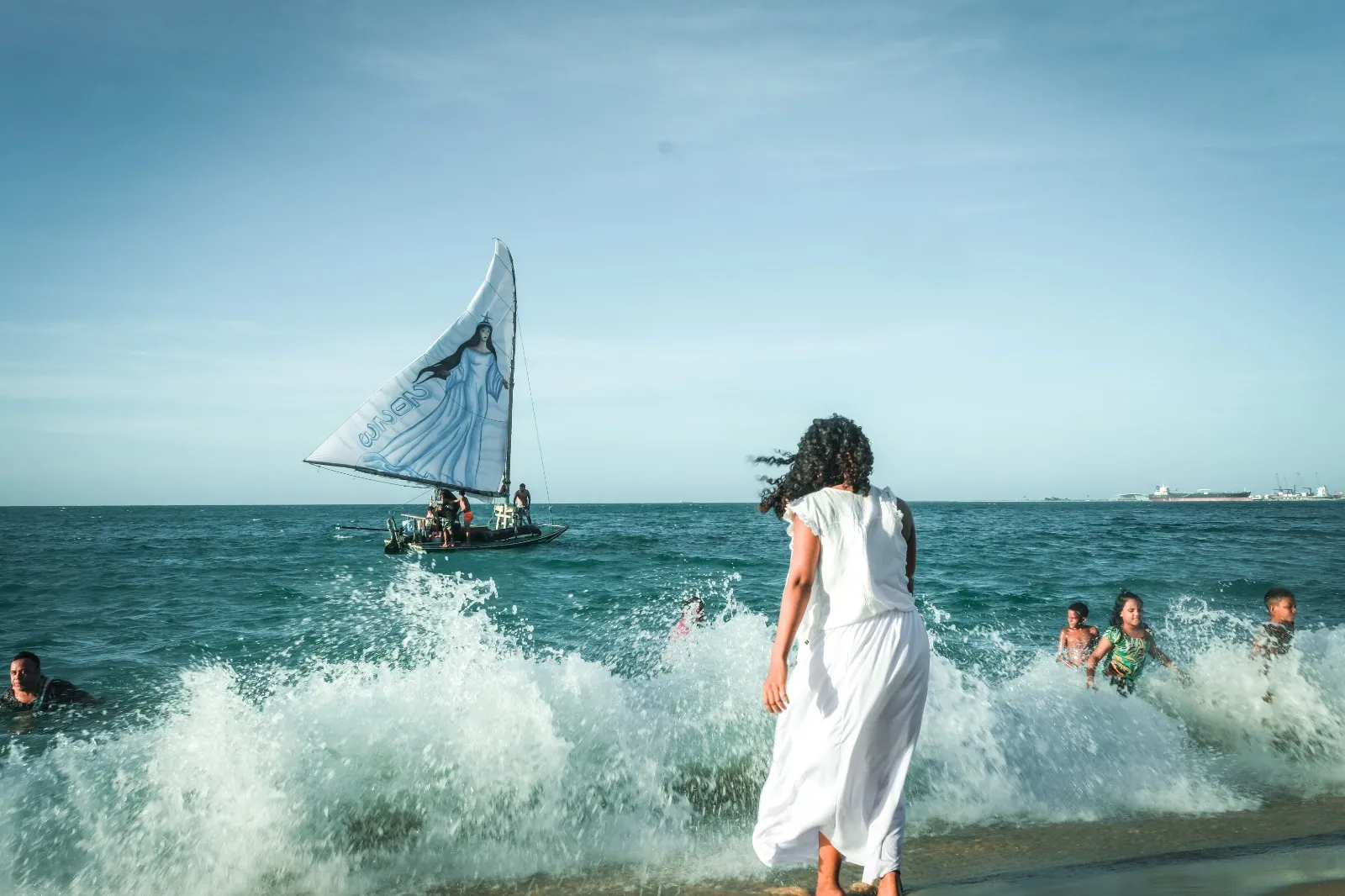 Jangada leva oferendas de Iemanjá para o mar
