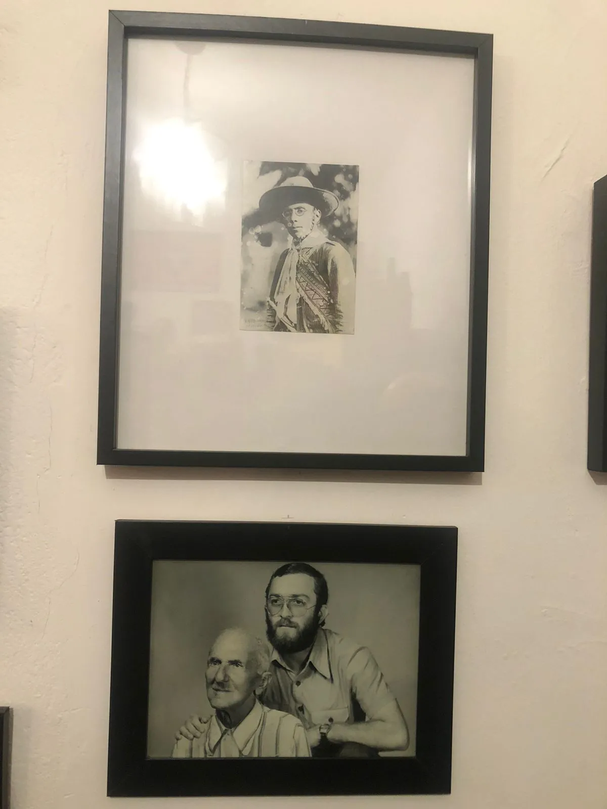 Pedro Maia, já idoso, em foto feita por Telma Saraiva, na companhia de um amigo da família