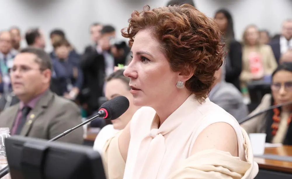 Imagem da notícia: Deputada Carla Zambelli está internada em hospital de Brasília com diverticulite