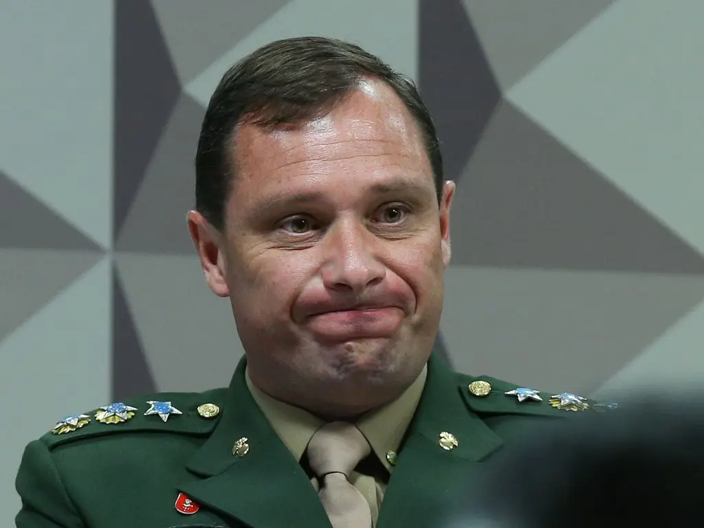 Imagem da notícia: Mauro Cid vendeu relógio rolex e entregou dinheiro a 'Bolsonaro ou Michelle', diz advogado 