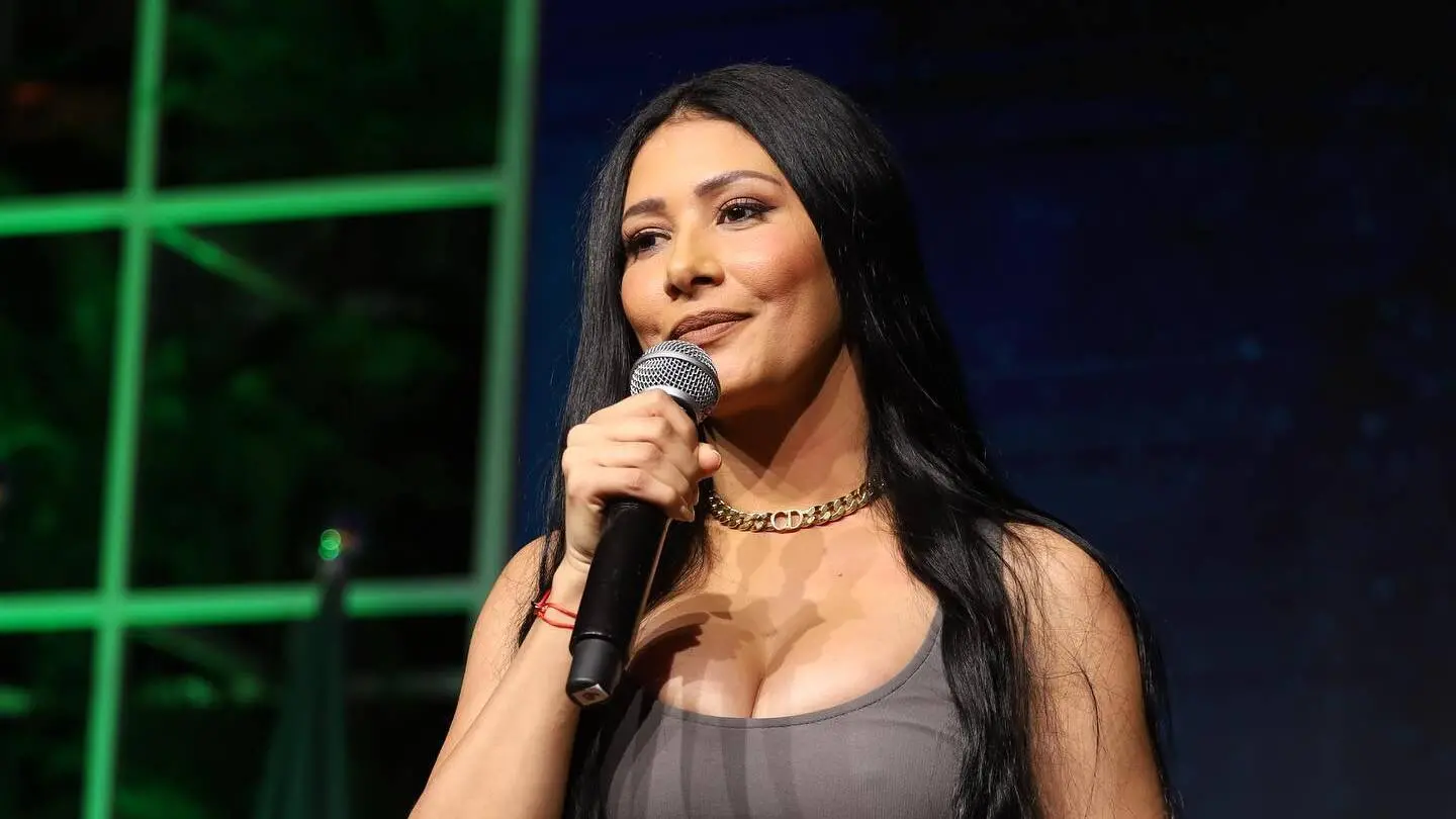 Cantora não revela novidades sobre a carreira musical e explora redes com momentos em família e publicidade