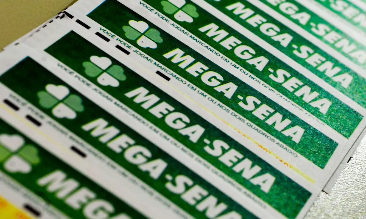 Imagem da notícia: Mega-Sena terá três sorteios por semana, define Caixa