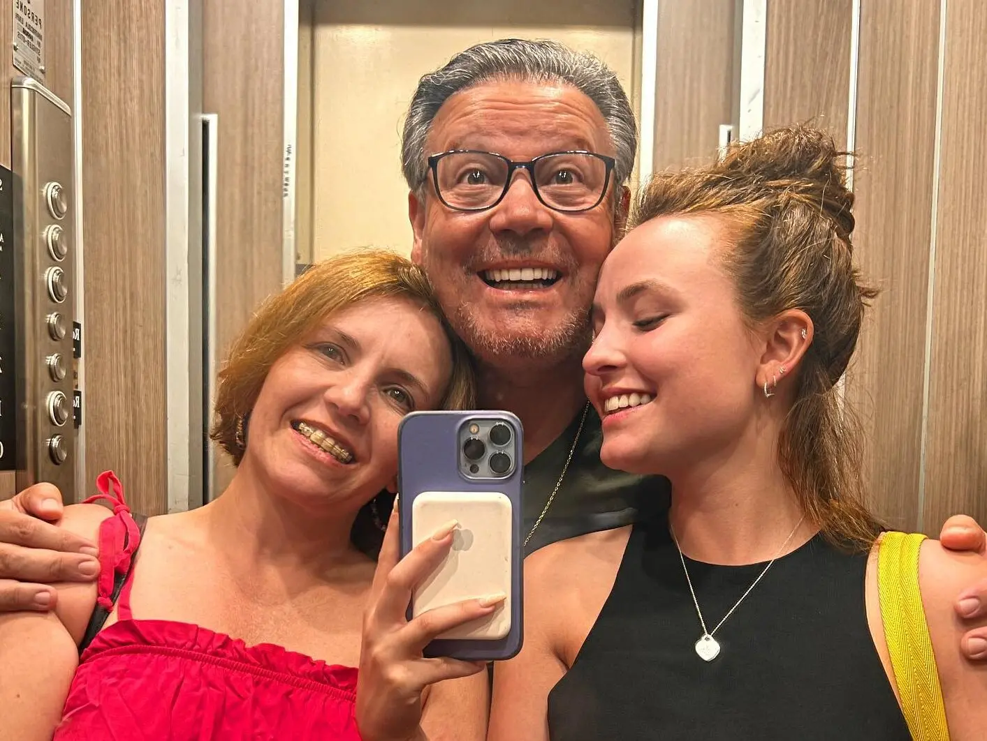 Imagem da notícia: Mãe de Larissa Manoela concede entrevista, chora, pede perdão e passa mal