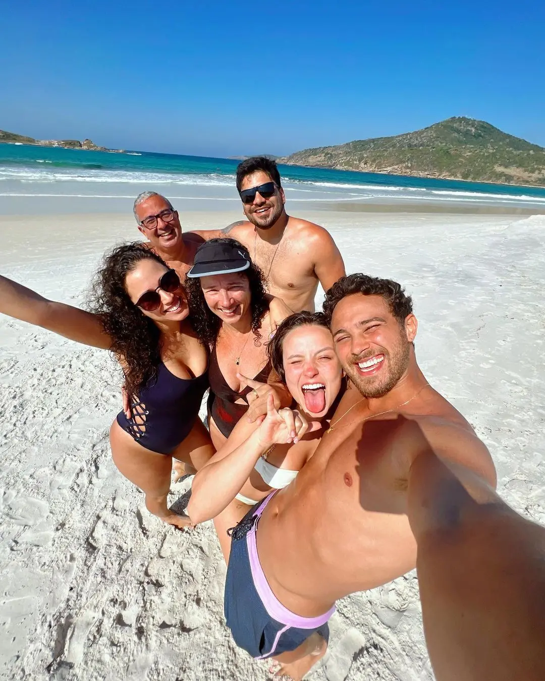 Imagem da notícia: Em meio à polêmica, sogro de Larissa Manoela fala em credibilidade em post