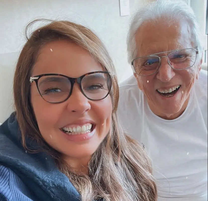 Imagem da notícia: Carlos Alberto de Nóbrega recebe alta hospitalar após Covid-19