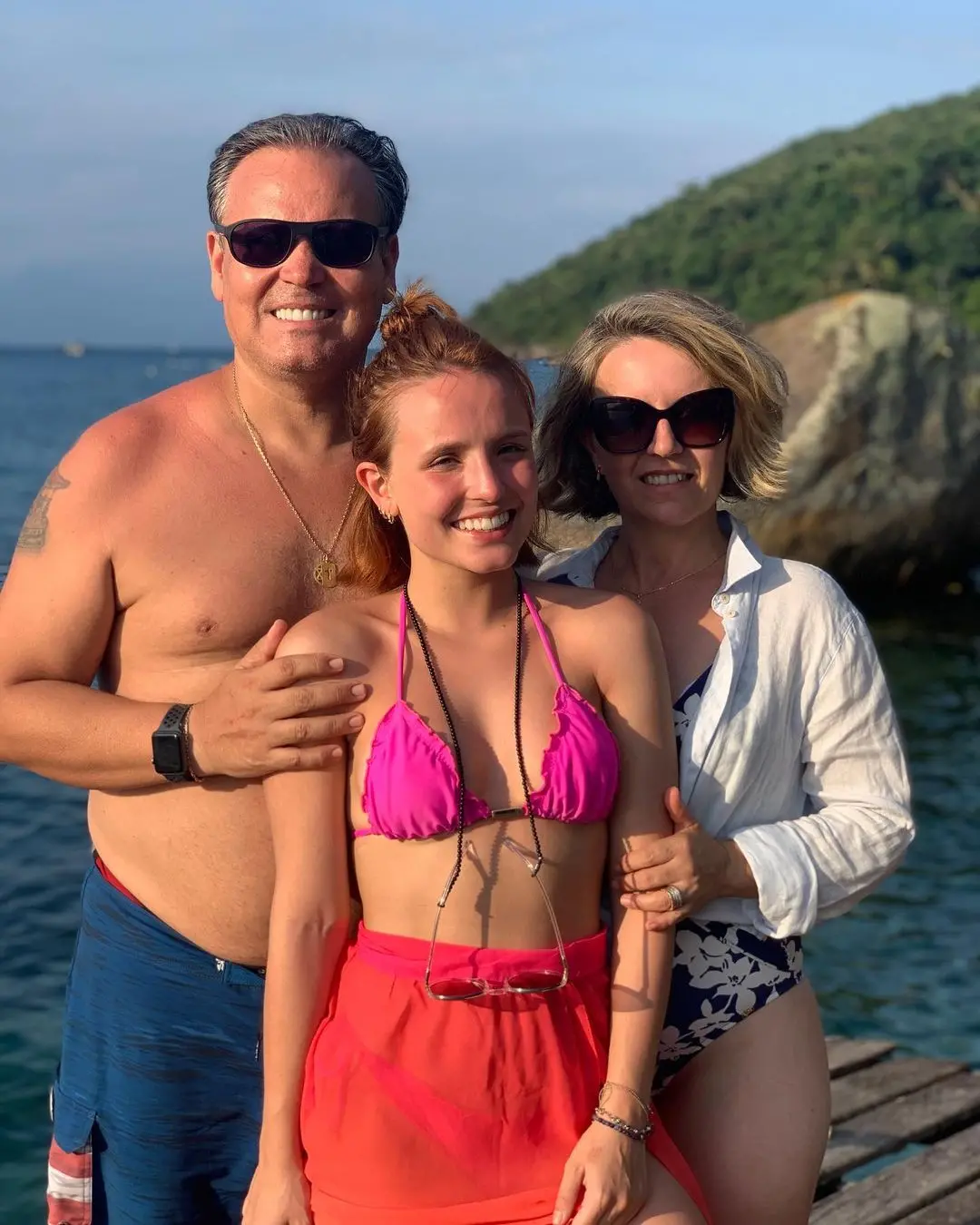 Imagem da notícia: Mãe de Larissa Manoela se tornou sócia de fábrica de sorvetes em meio a crise com filha, diz site