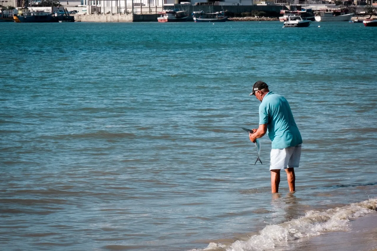 Pescadores e carpinteiros navais convivem e se juntam para o ofício no mar