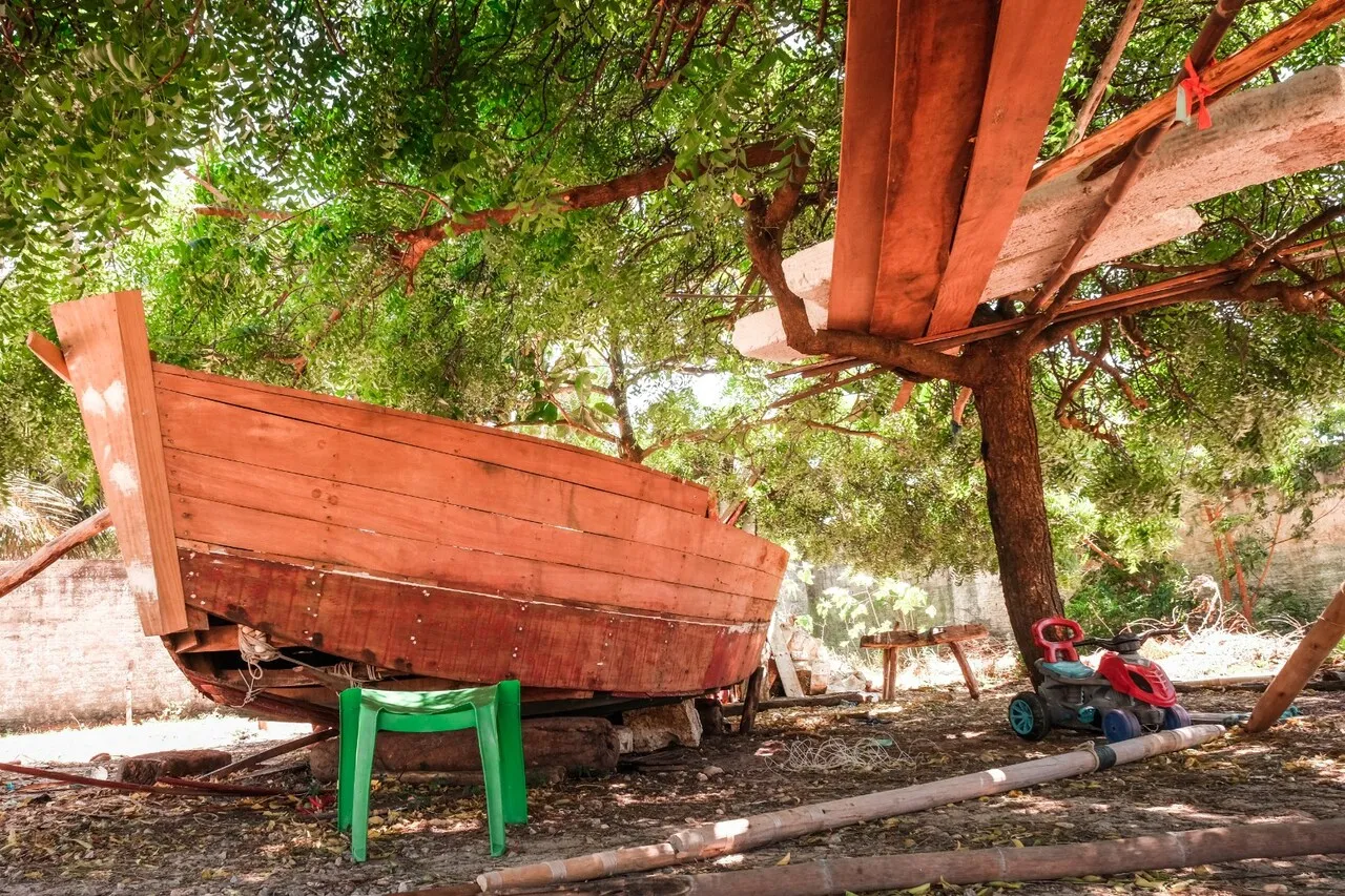 Canoa em construção para os filhos do seu Zelim