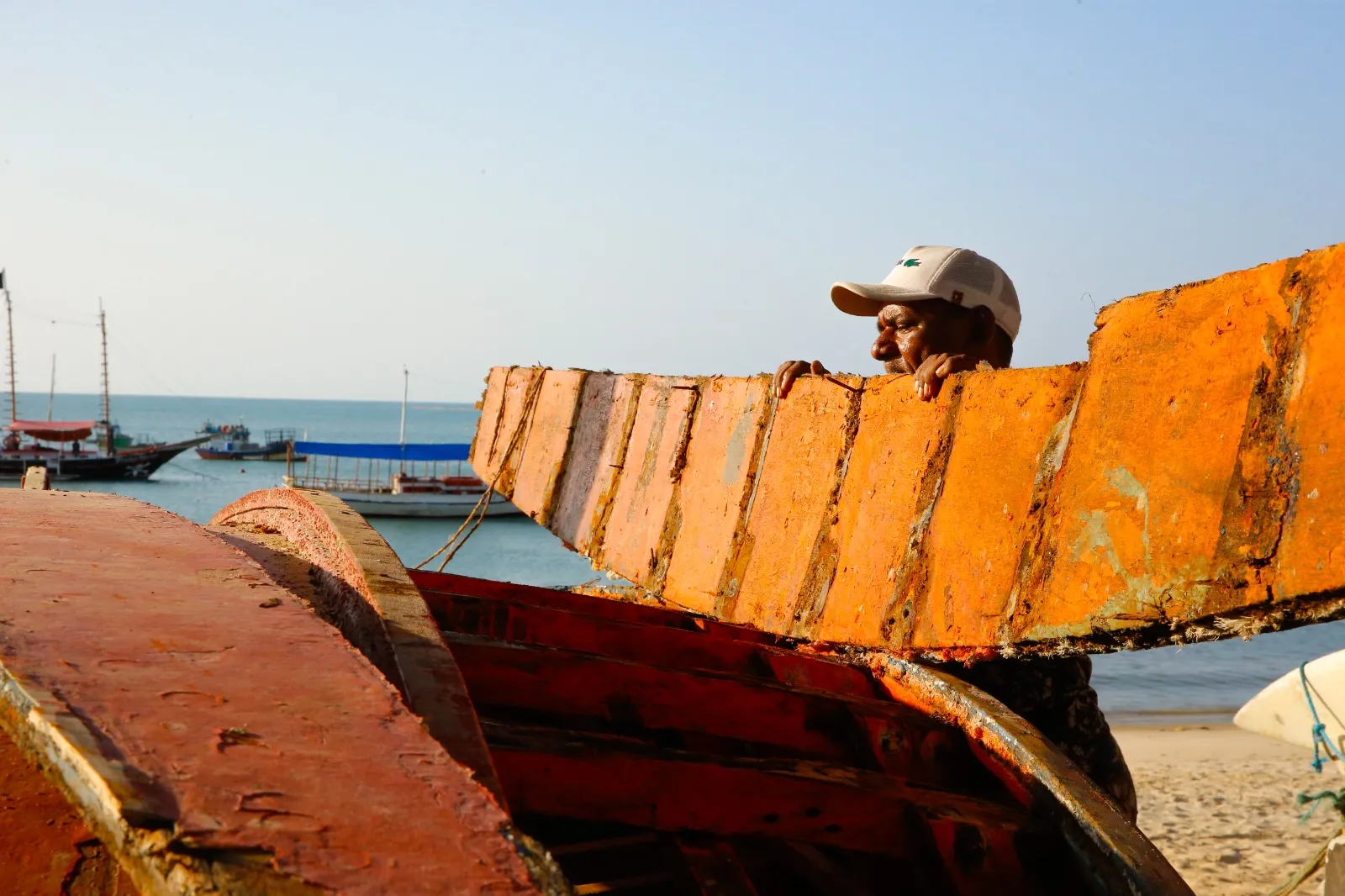 Carpinteiros navais são base do trabalho da pesca artesanal no Ceará