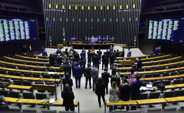 Imagem da notícia: Câmara aprova urgência de proposta que quer criminalizar preços elevados de cambistas