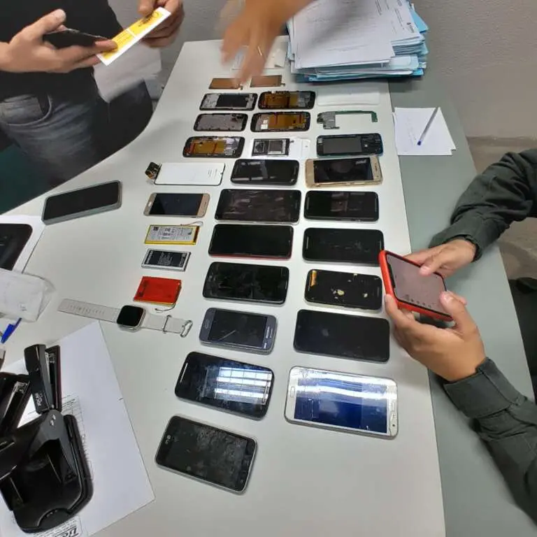 Imagem da notícia: PM recupera 13 celulares roubados em ônibus e prende suspeito em centro espírita no Mondubim